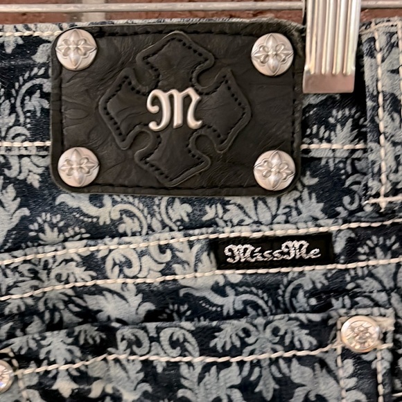 MISS ME Bling Blue Fleur de Lis Print Cuffed Capri Jeans JP5842P2 NWOT - Picture 4 of 15